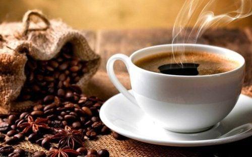 Đồ uống có caffein có thể khiến tim đập nhanh